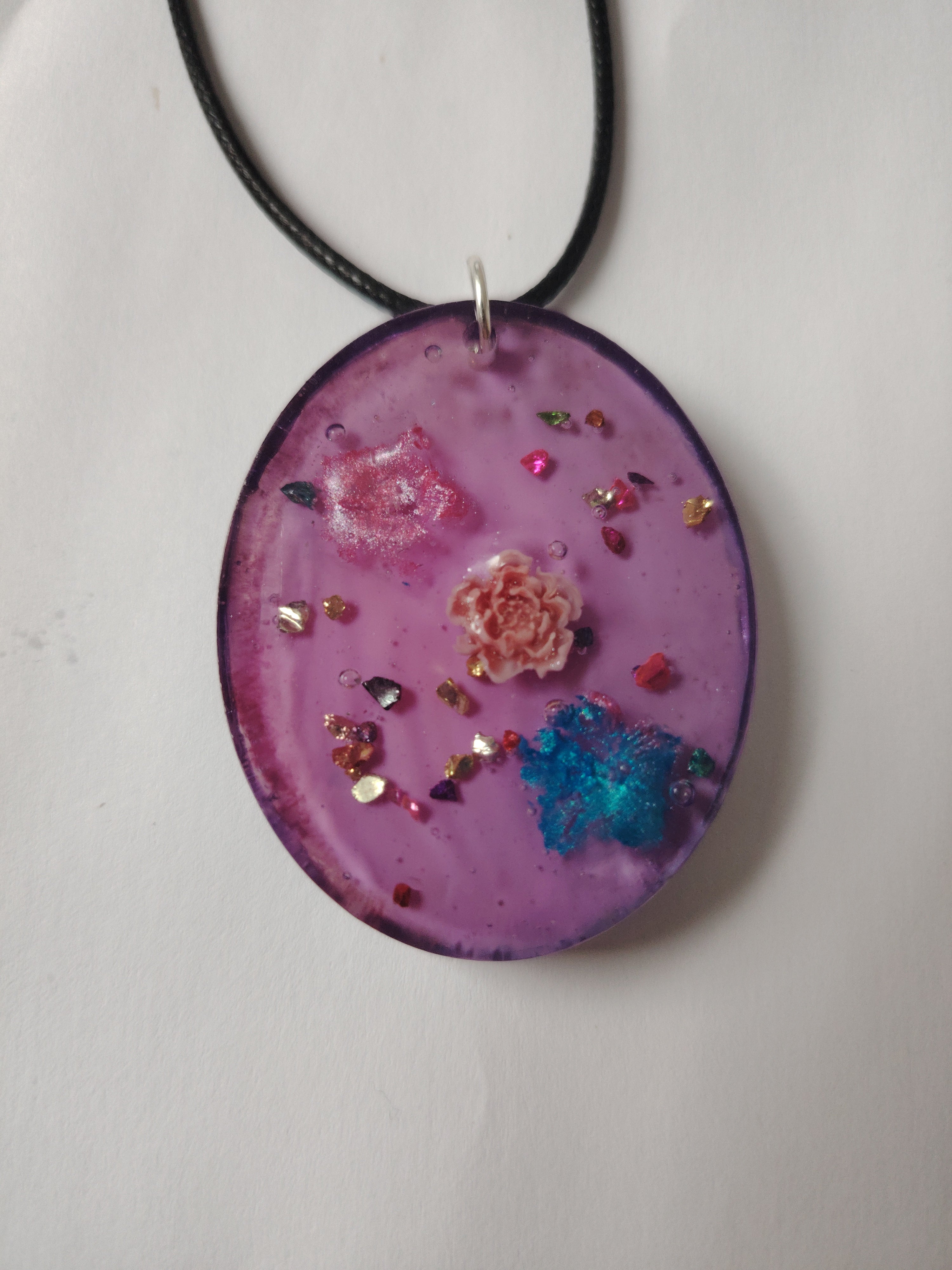 Necklace with elegant pendant made of UV resin