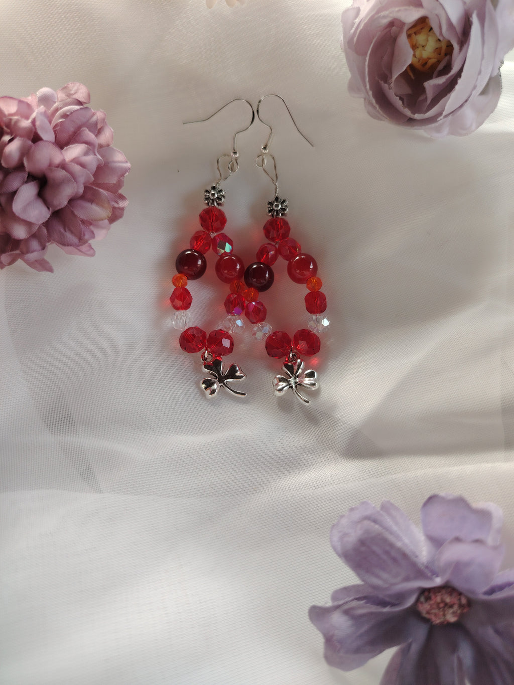 Glasperlen-Ohrhänger mit Schleifendetail – in Rot, Orange & Kristall