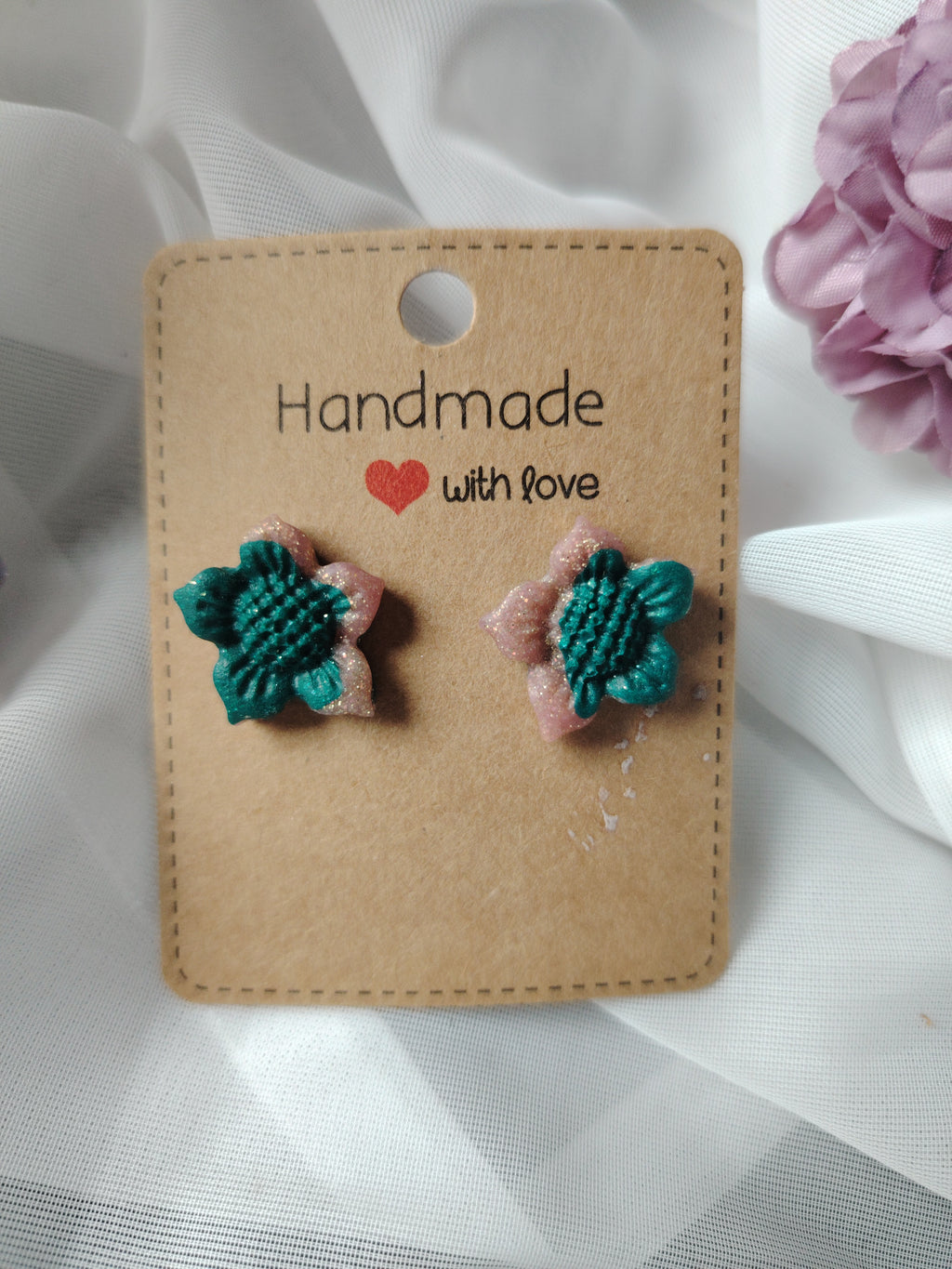 🌸 Bunt & Bezaubernd – Handgefertigte Polymer Clay-Blumenohrstecker in Grün & Rosa Glitzer