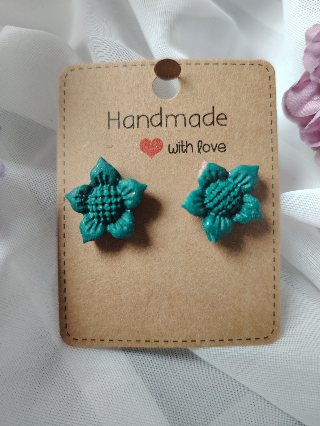 🌿 Frühlingsbote am Ohr – Handgefertigte Polymer Clay-Blumenohrringe in Grün & Rosa Glitzer