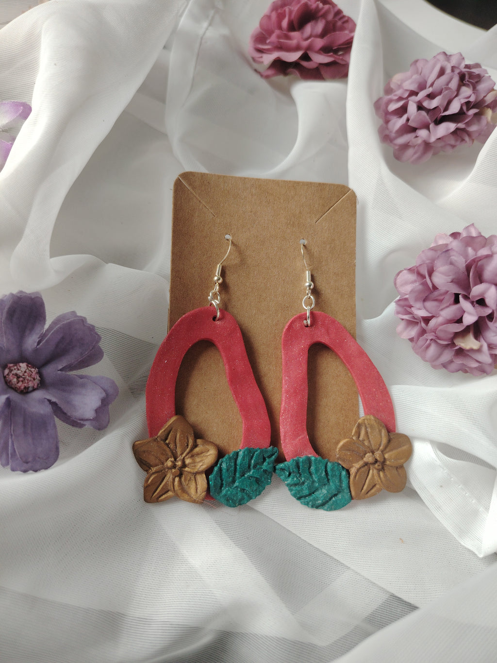 🌸 Mutig & Natürlich – Handgefertigte Polymer Clay -Ohrhänger in leuchtendem Rot mit goldener Blume & grünem Blatt