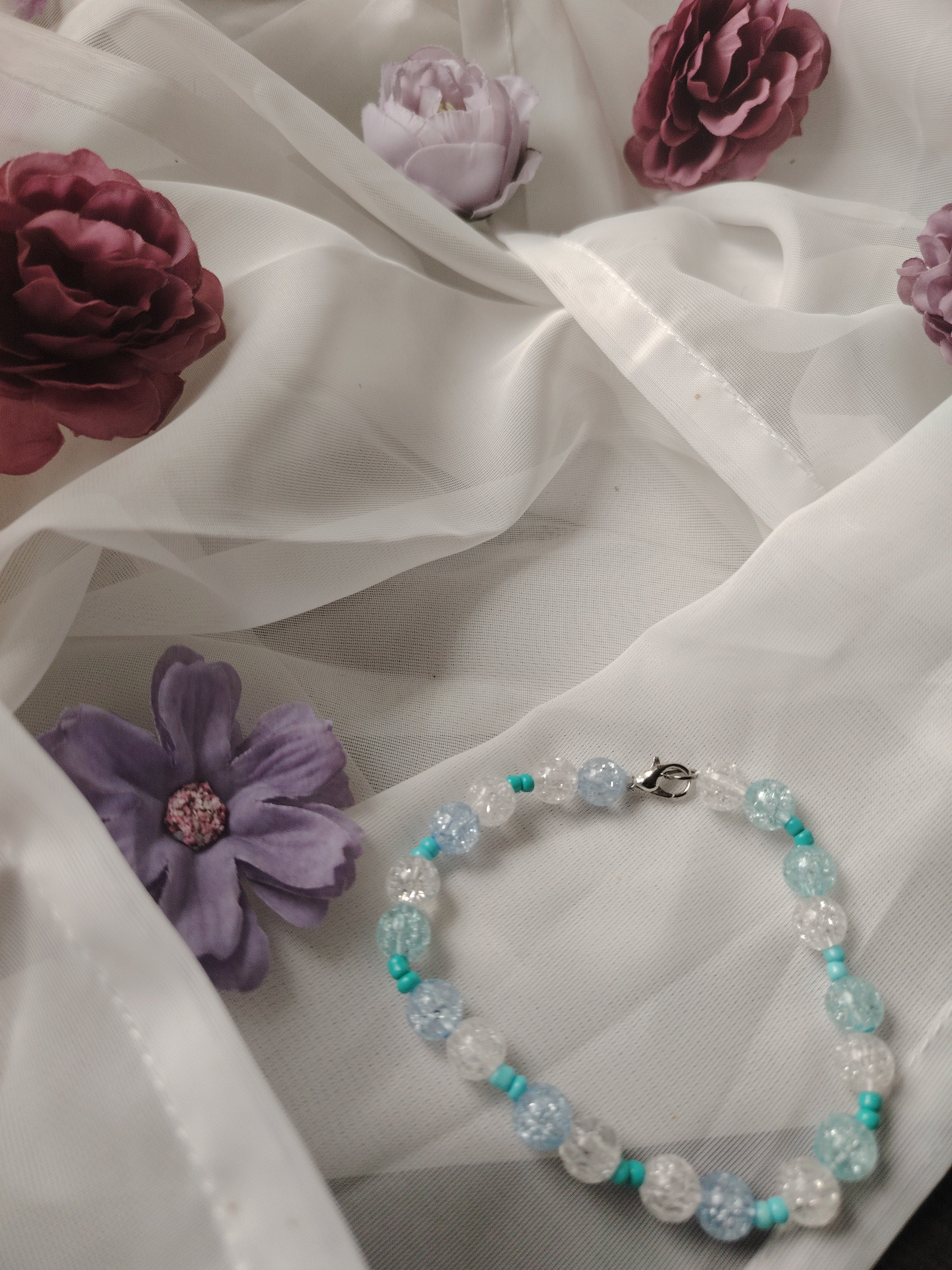 💧 Hauch Himmel am Handgelenk – Handgefädeltes Kristall-Armband in verschiedenen Blautönen