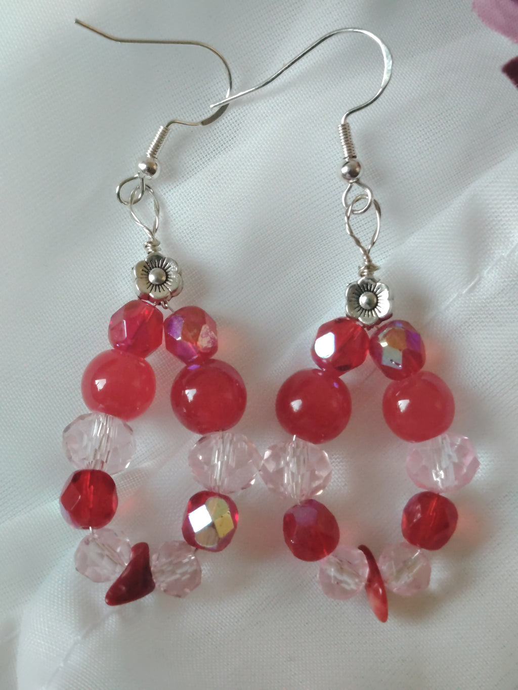 🌸 Romantisch & Verspielt – Handgefertigte Glasperlen-Ohrhänger in Rot & Rosa mit Blümchen
