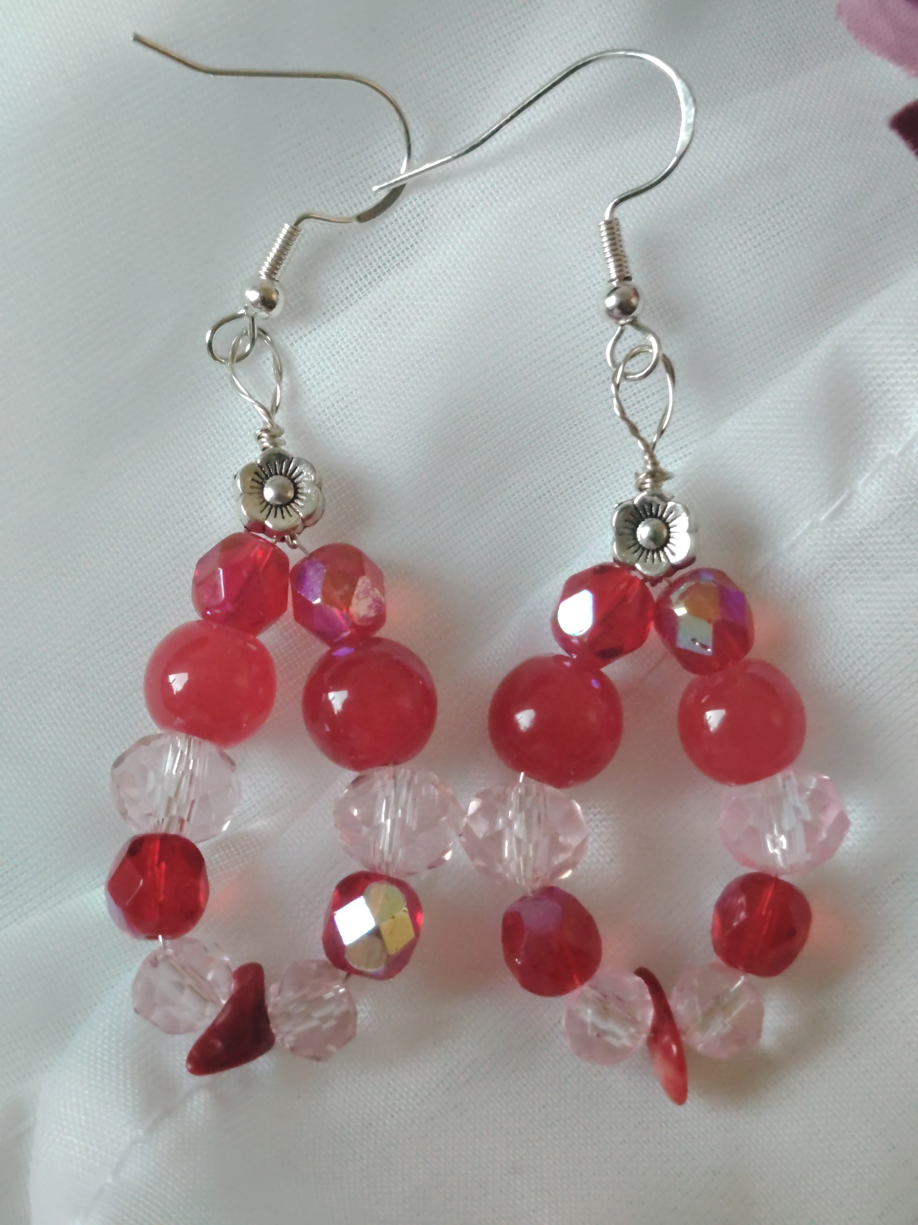 🌸 Romantisch & Verspielt – Handgefertigte Glasperlen-Ohrhänger in Rot & Rosa mit Blümchen