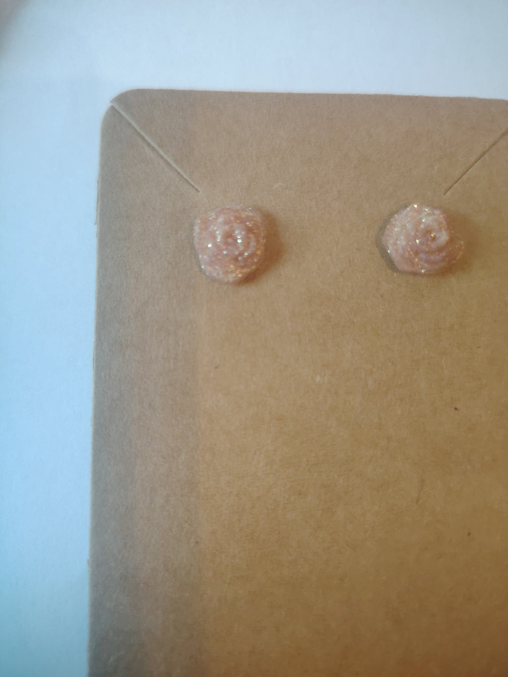 Kleine roze glitter roos oorknopjes