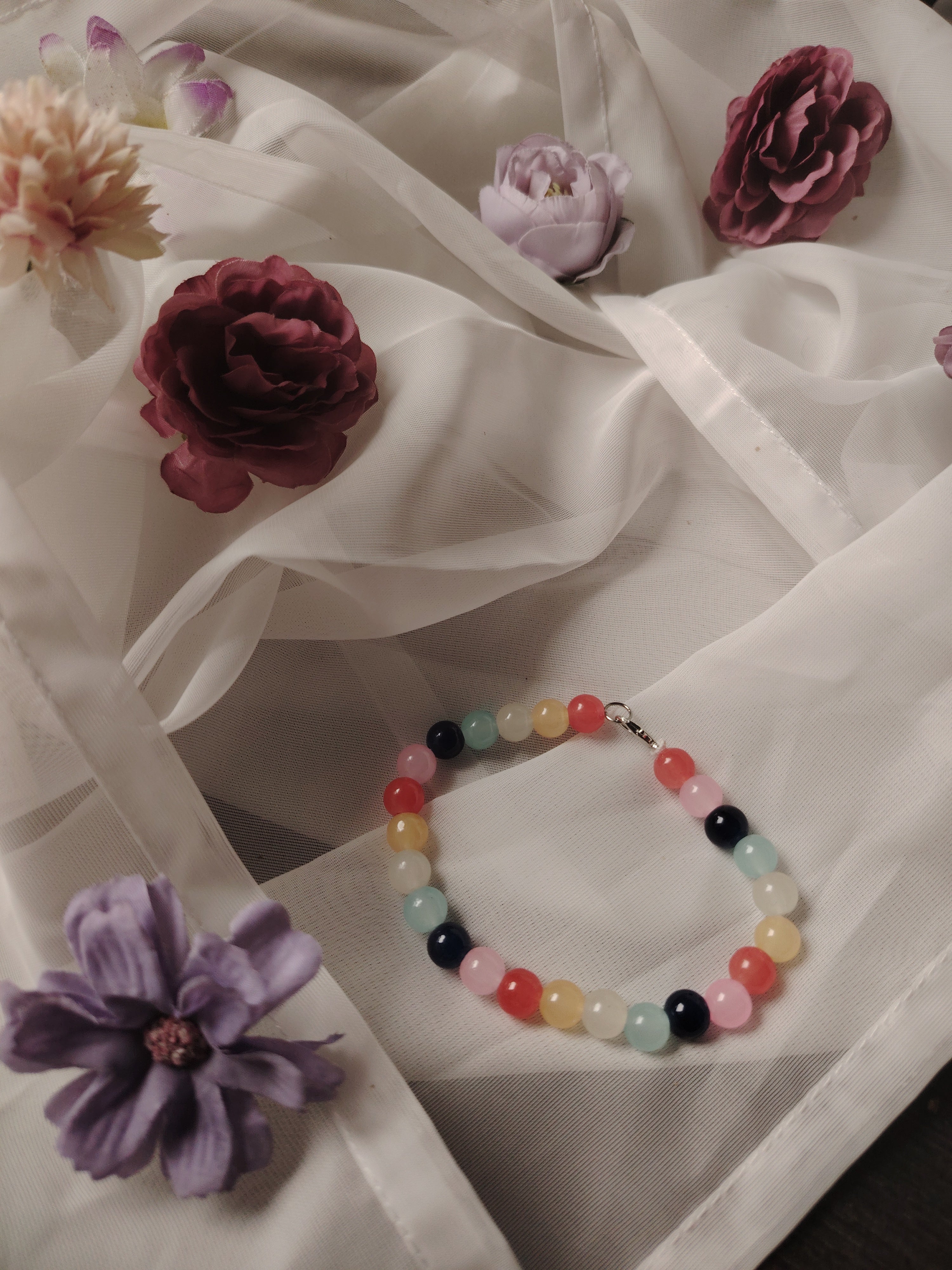 ☀️ Sommergefühl pur – Handgefädeltes Glasperlen-Armband in Orange, Rosa, Gelb, Blau & Weiß