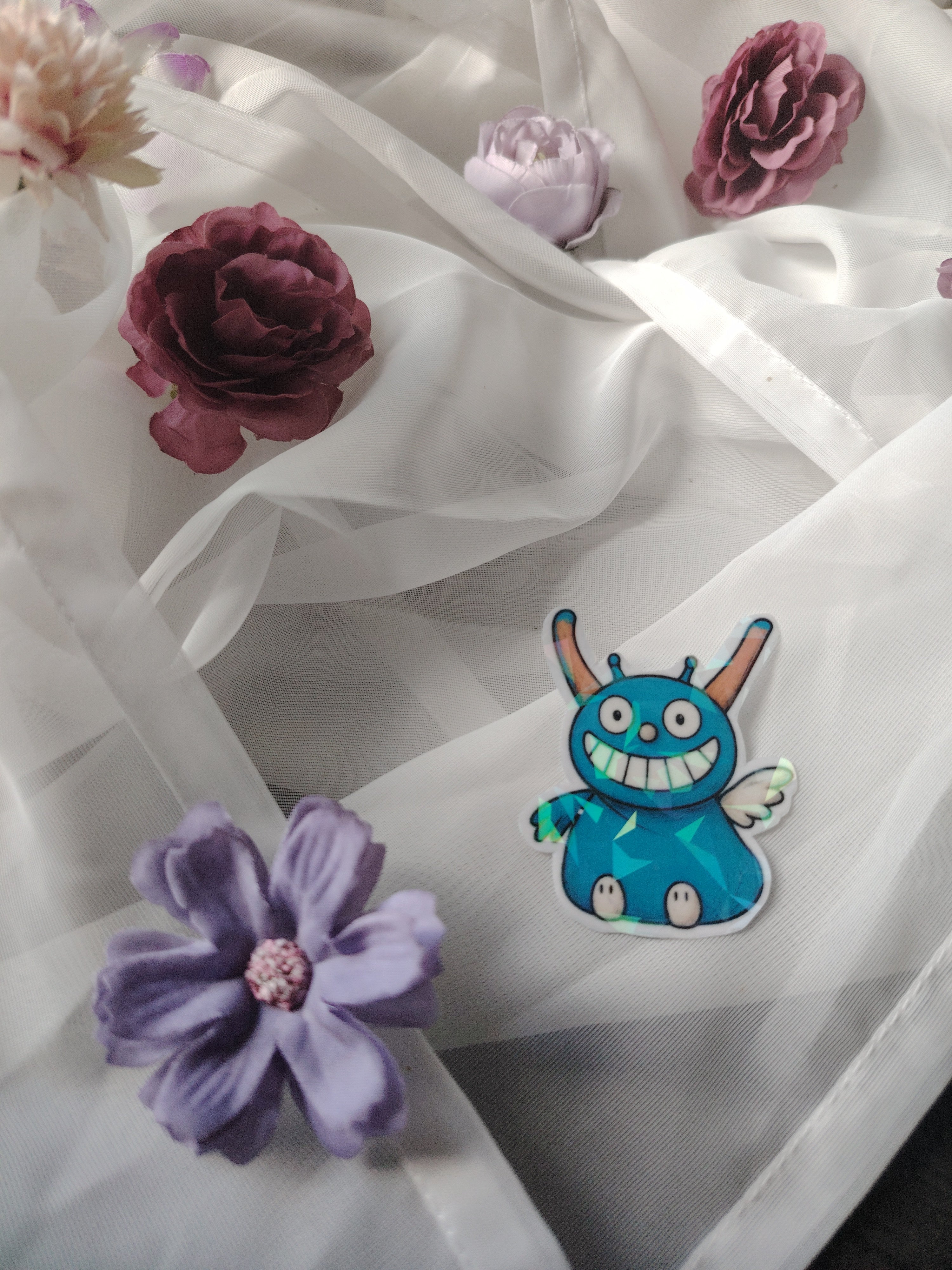 💙 Klein aber mit großer Magie – Kleiner holografischer Monsterchen-Sticker, handgezeichnet von Kinderhand