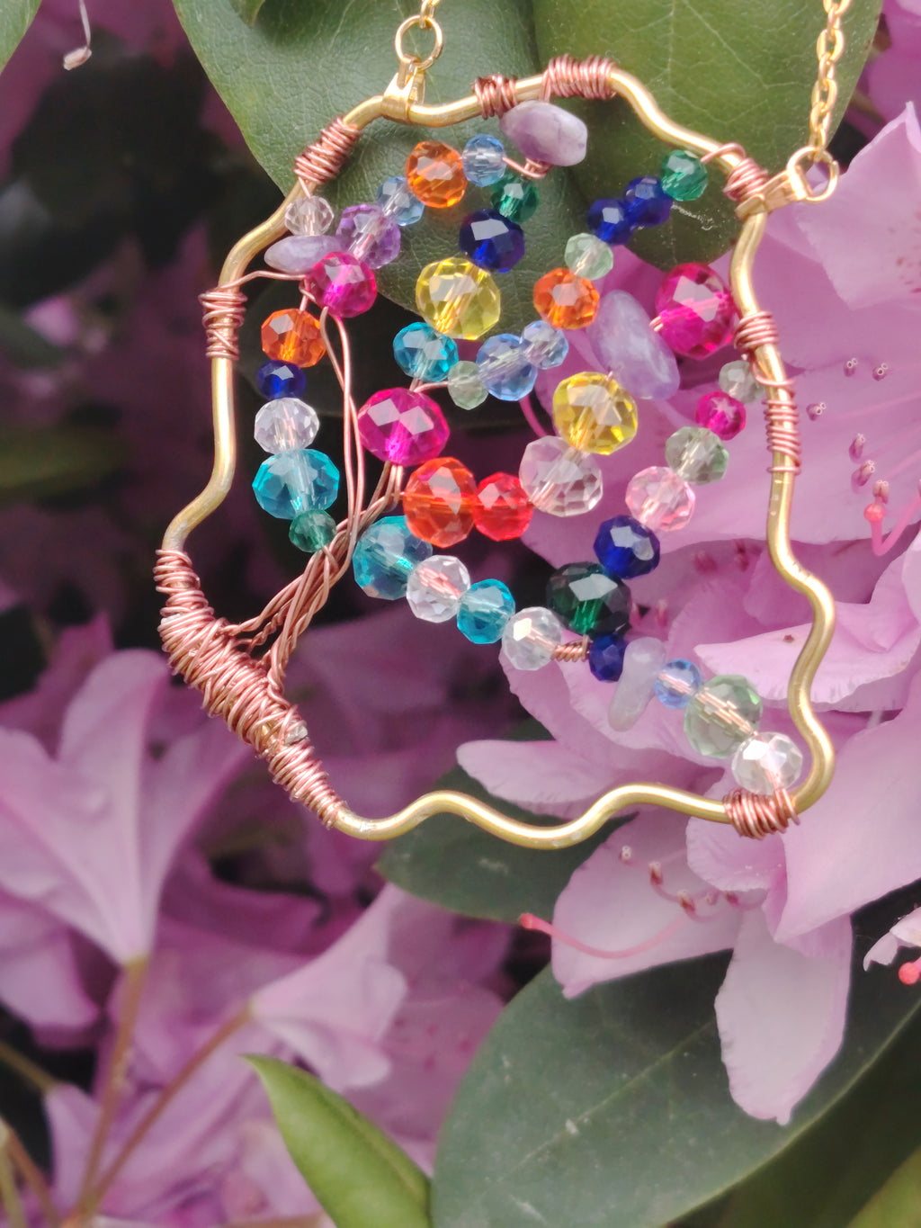 💜 Licht, Farbe & Amethyst-Energie – Handgefertigter Fenster- & Wandanhänger mit Glasperlen & echtem Edelstein