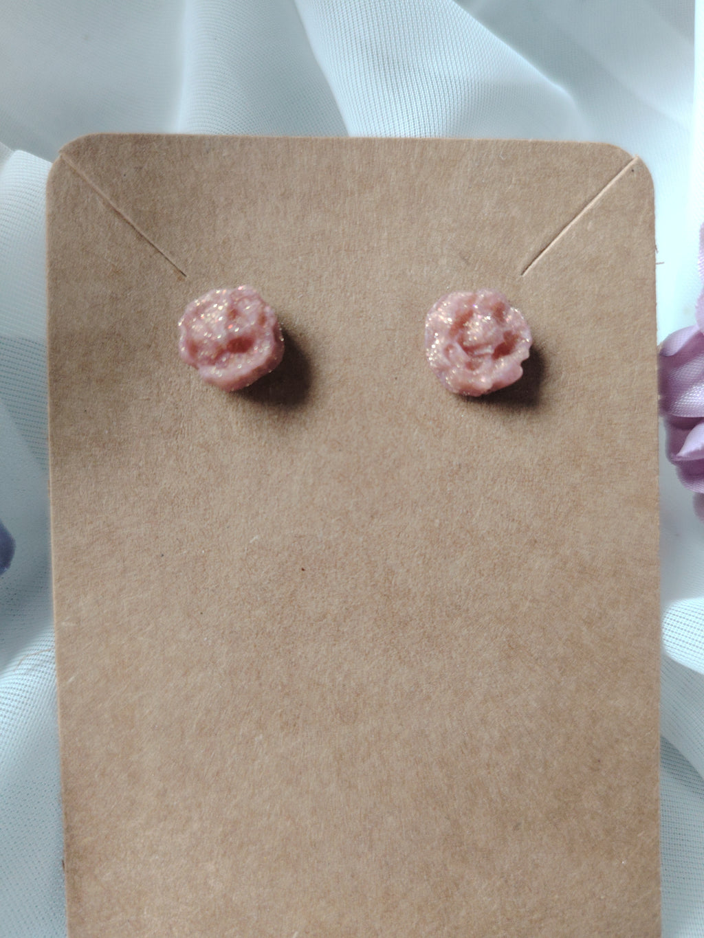 💝 Liebesgruß am Ohr – Handgefertigte Polymer Clay-Rosen-Ohrstecker in zartem Rosa-Glitzer