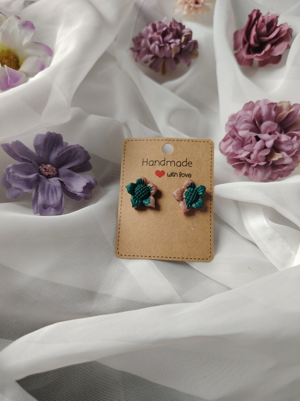 🌸 Bunt & Bezaubernd – Handgefertigte Polymer Clay-Blumenohrstecker in Grün & Rosa Glitzer