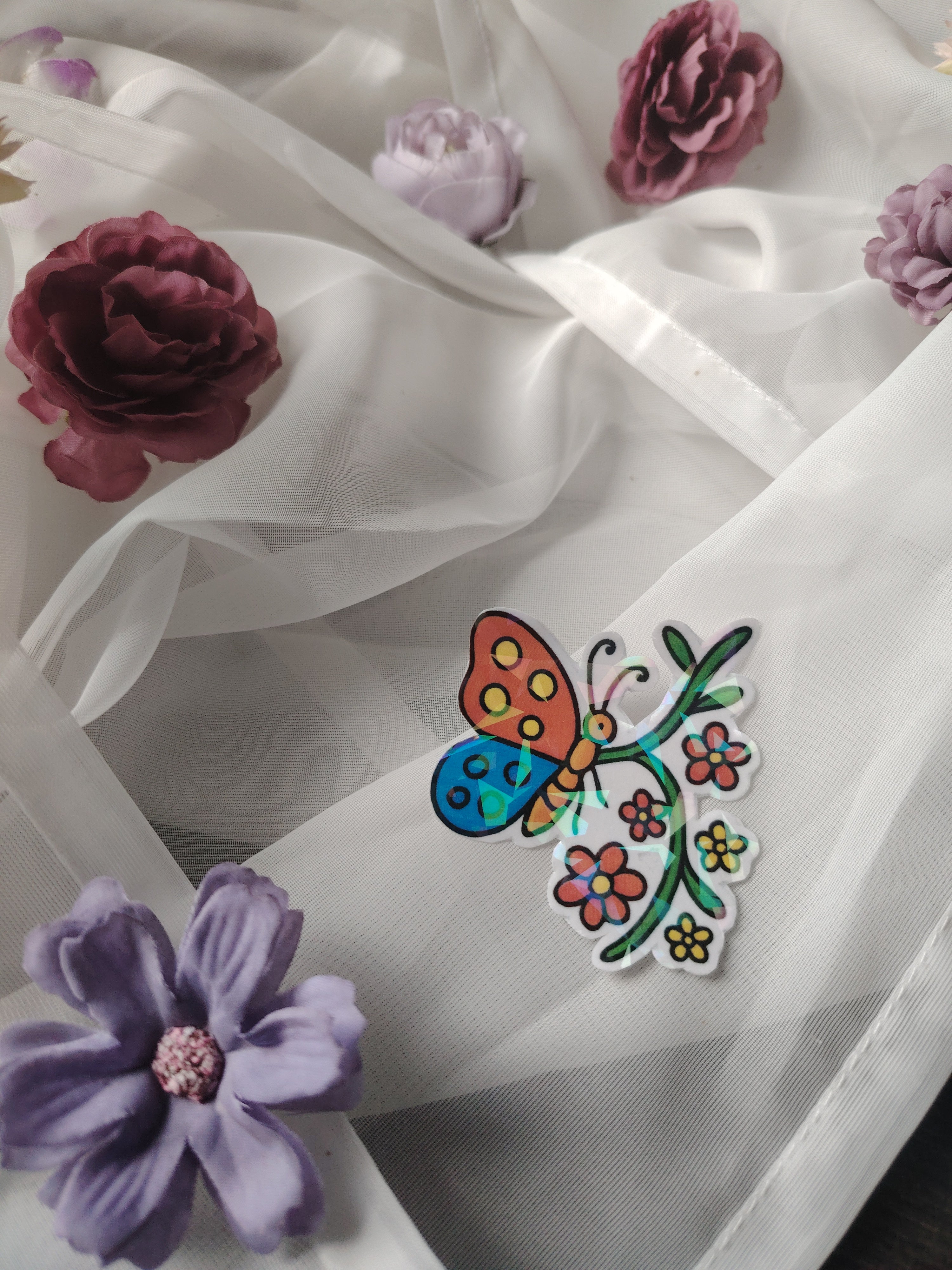 🦸 Ein Flügelschlag Freude – Holografischer Schmetterling-Sticker mit Blumen, handgeschnitten