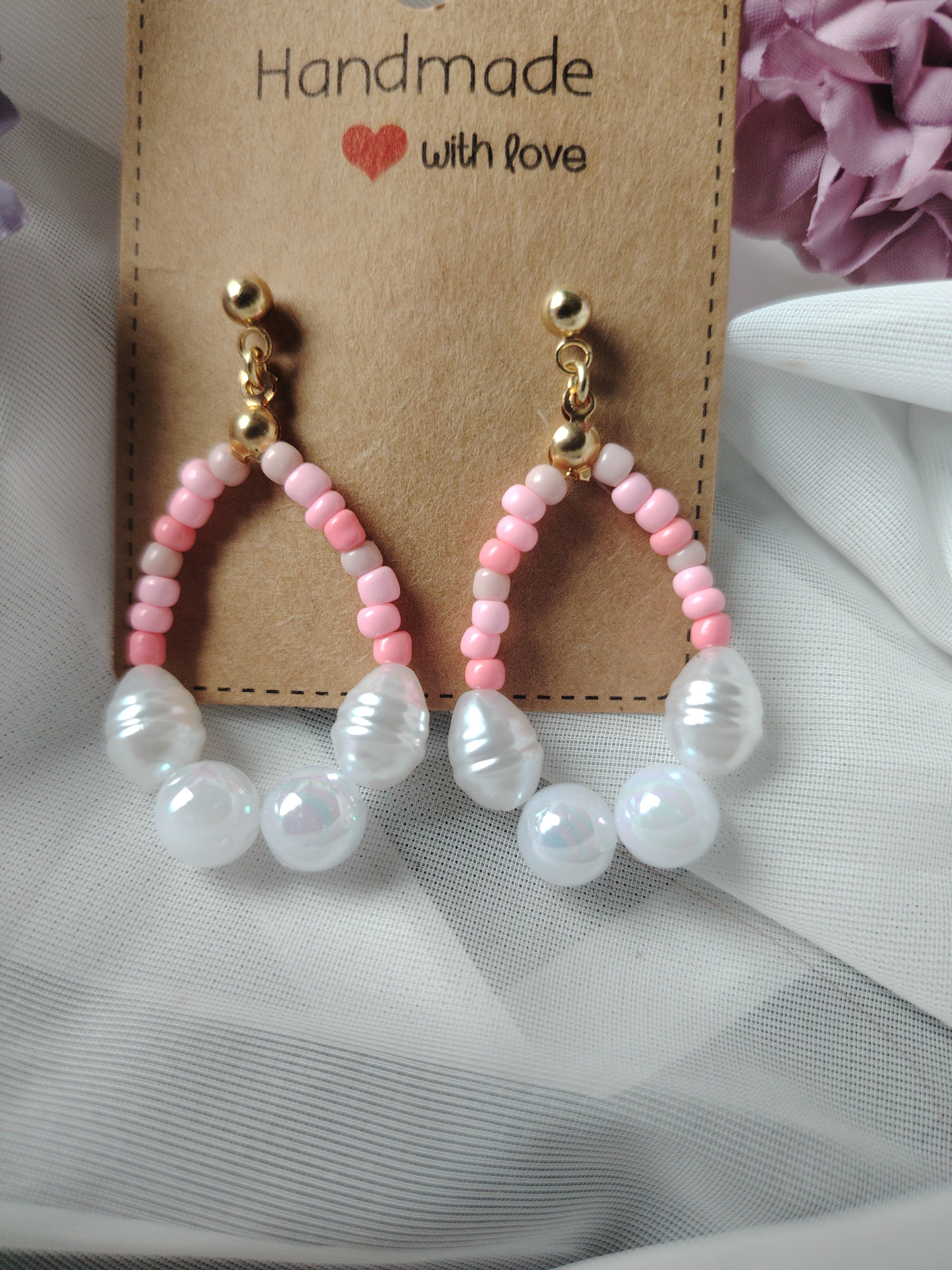 Oorbellen met kleine en grote parels in verschillende roze, wit zilveren, grijze tinten