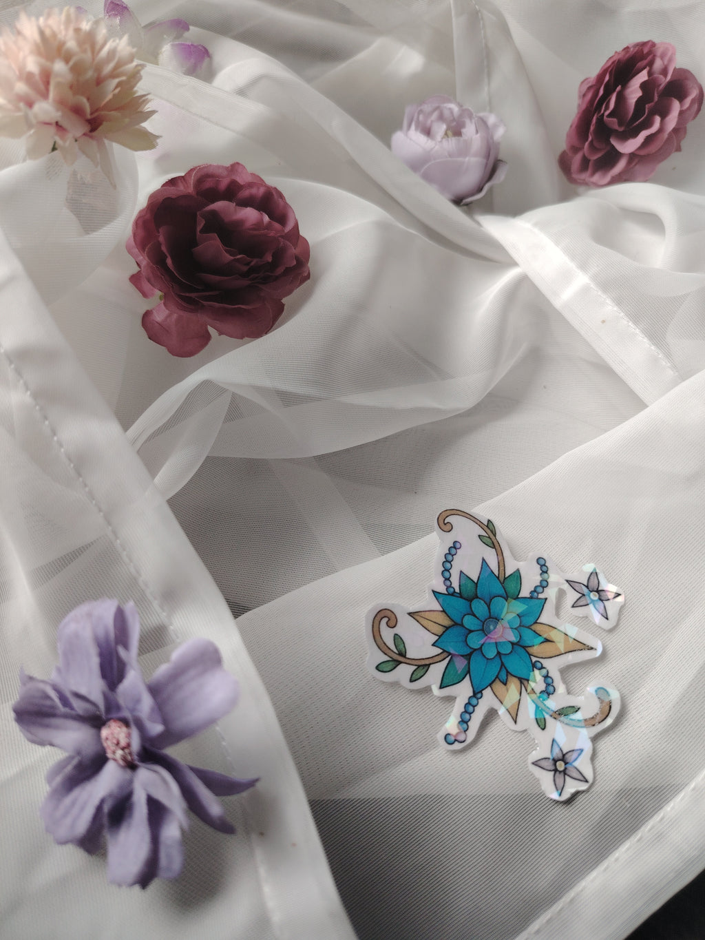 💙 Zart & Träumerisch – Holografischer Blumen-Sticker in zartem Blau mit hellbraunen Ranken