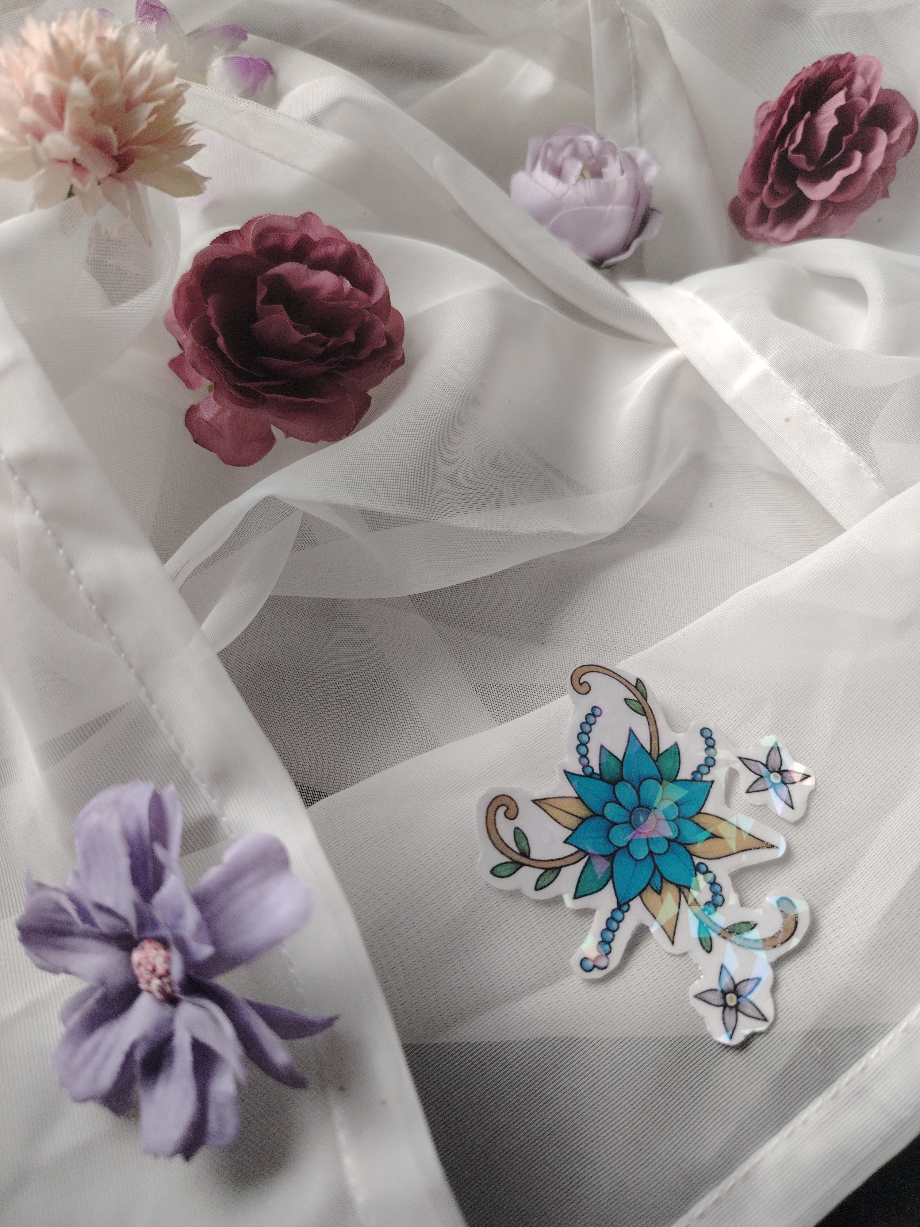 💙 Zart & Träumerisch – Holografischer Blumen-Sticker in zartem Blau mit hellbraunen Ranken