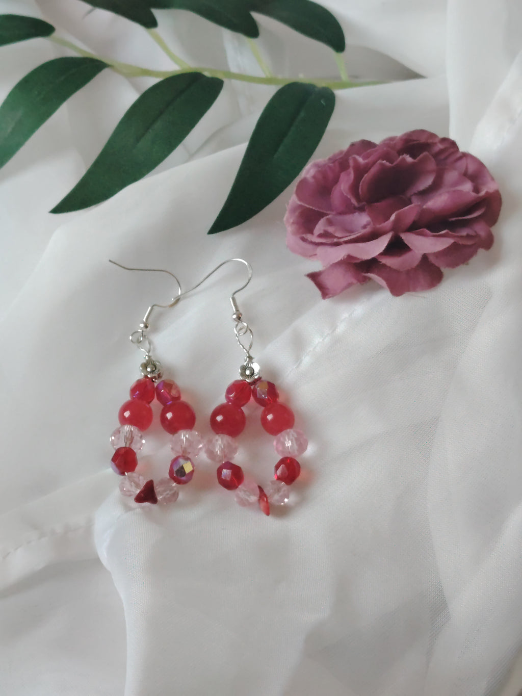 🌸 Romantisch & Verspielt – Handgefertigte Glasperlen-Ohrhänger in Rot & Rosa mit Blümchen