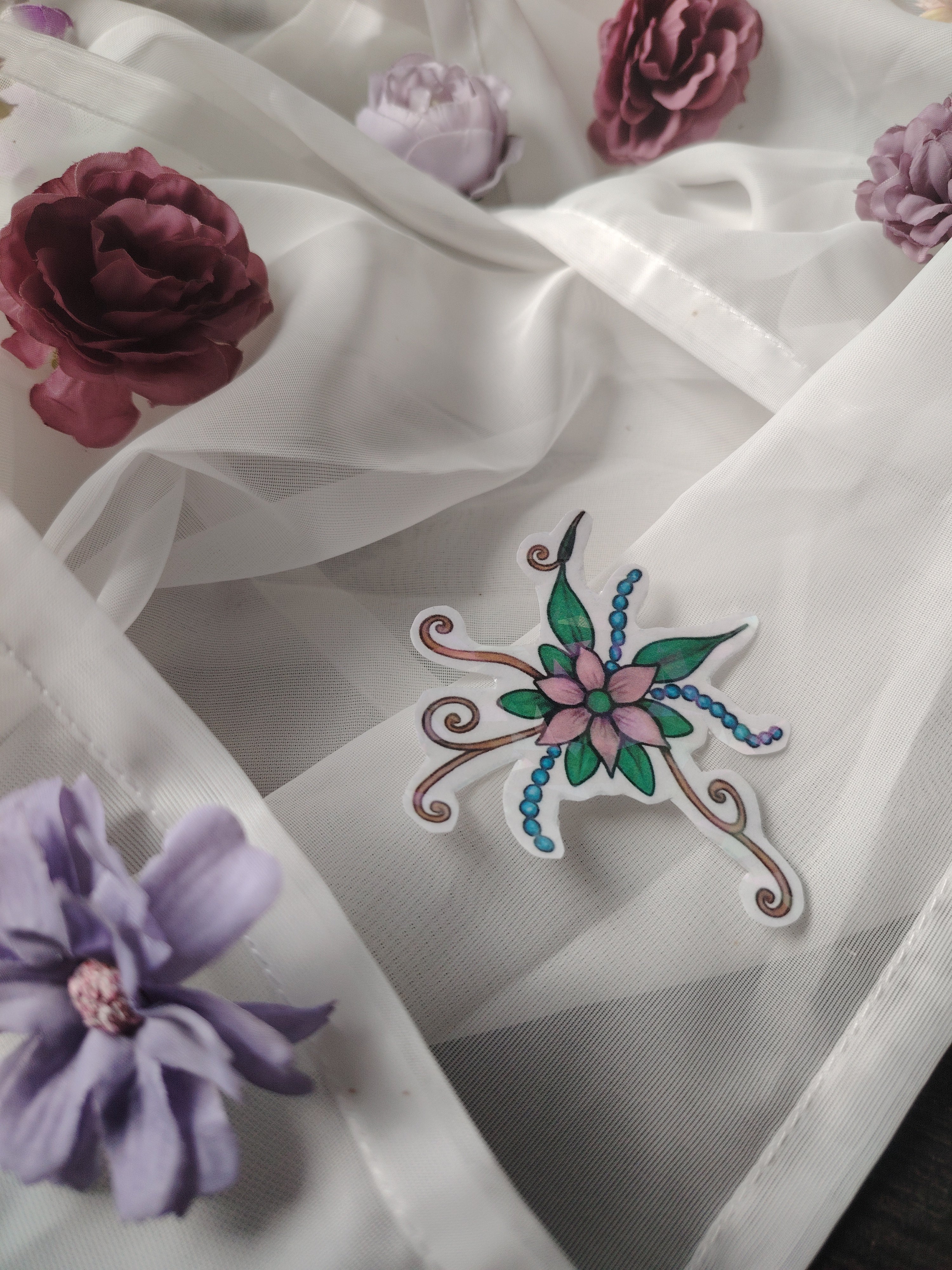 🌸 Selbst kreiert & Einzigartig – Holografischer Blumen-Sticker in dunklem Rosa mit zarten Ranken