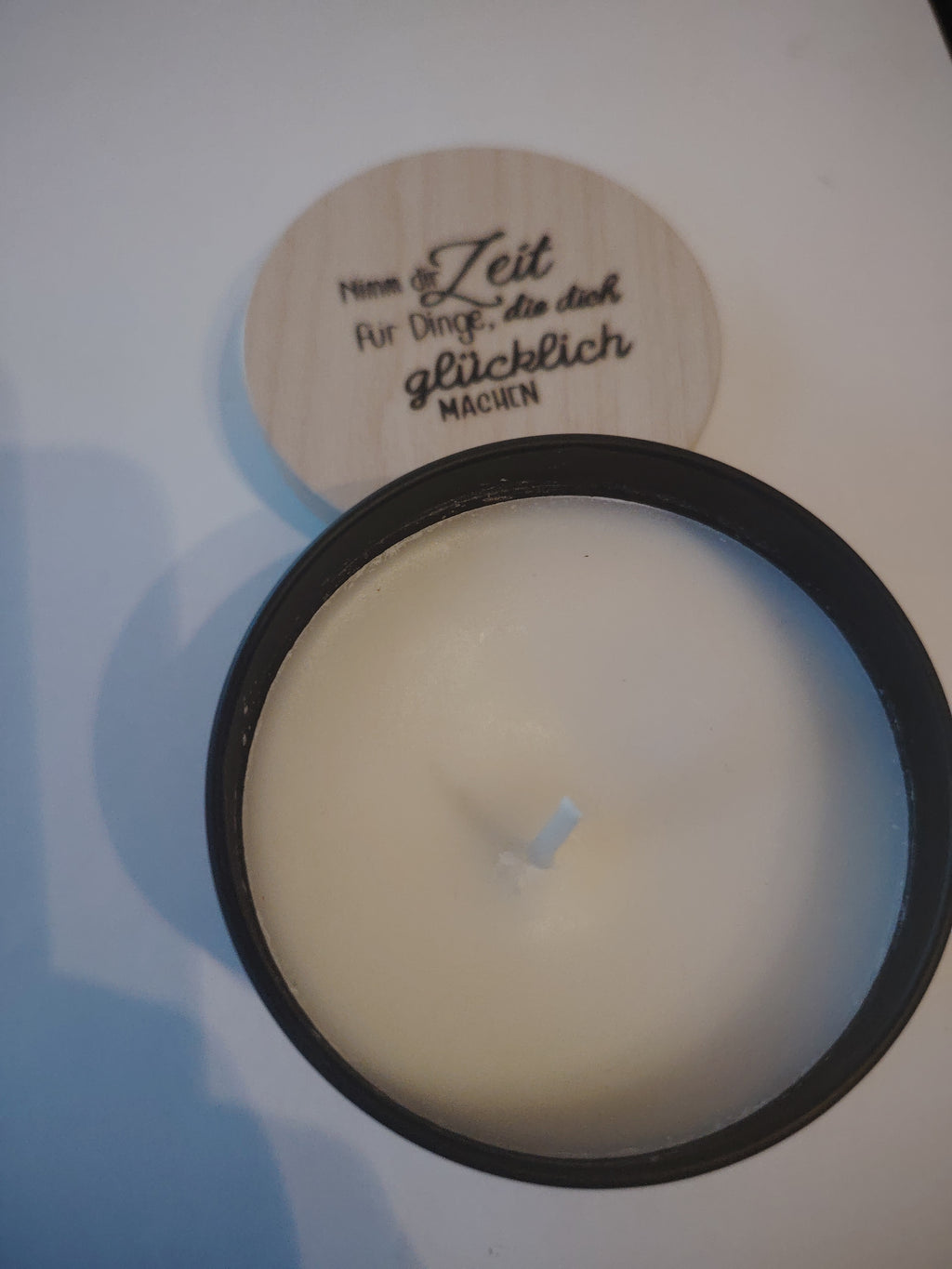 Scented candle with the scent Vanilla Cake.