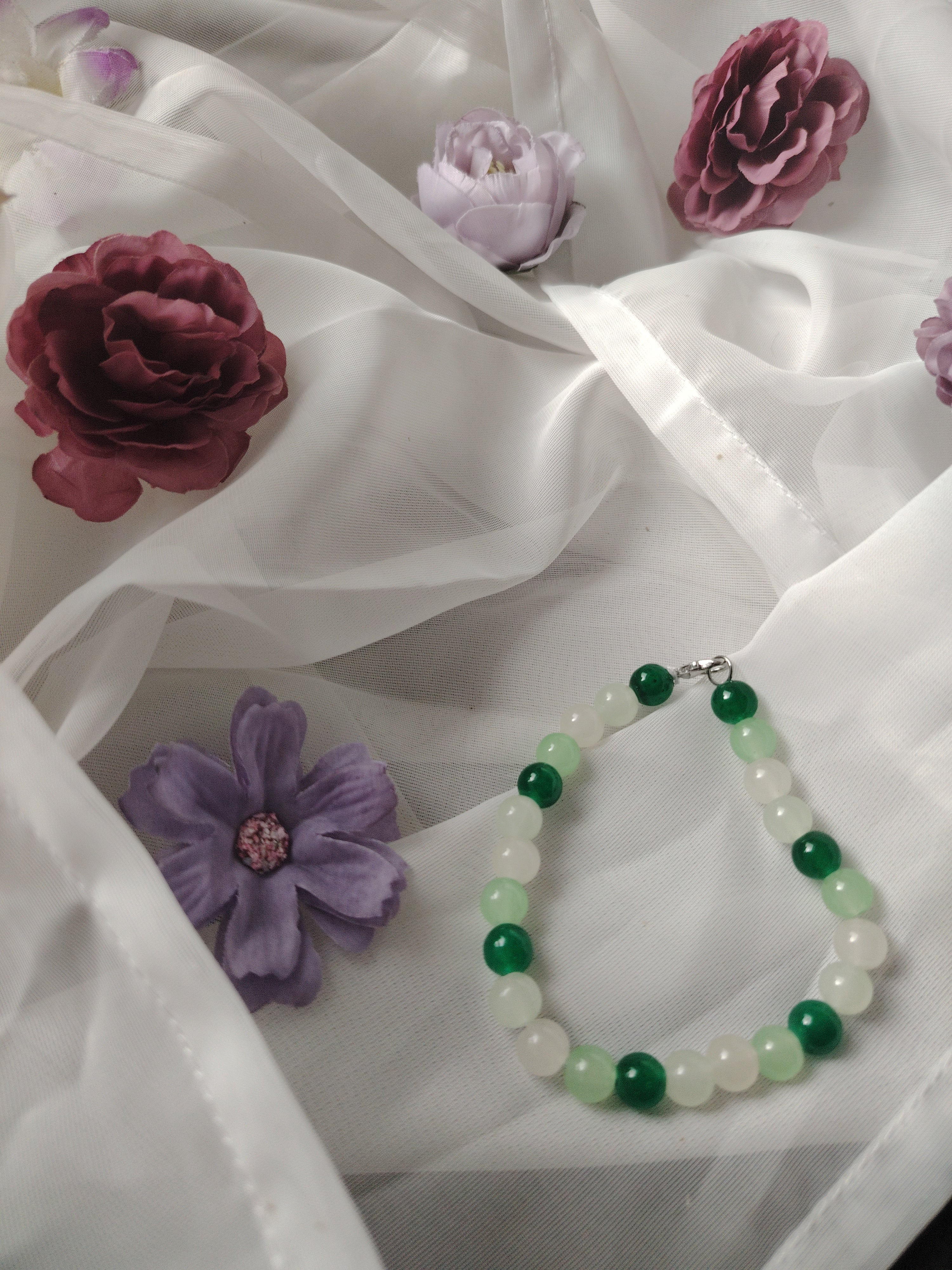 🌿 Waldspaziergang am Handgelenk – Handgefädeltes Glasperlen-Armband in Hellgrün, Dunkelgrün & Weiß