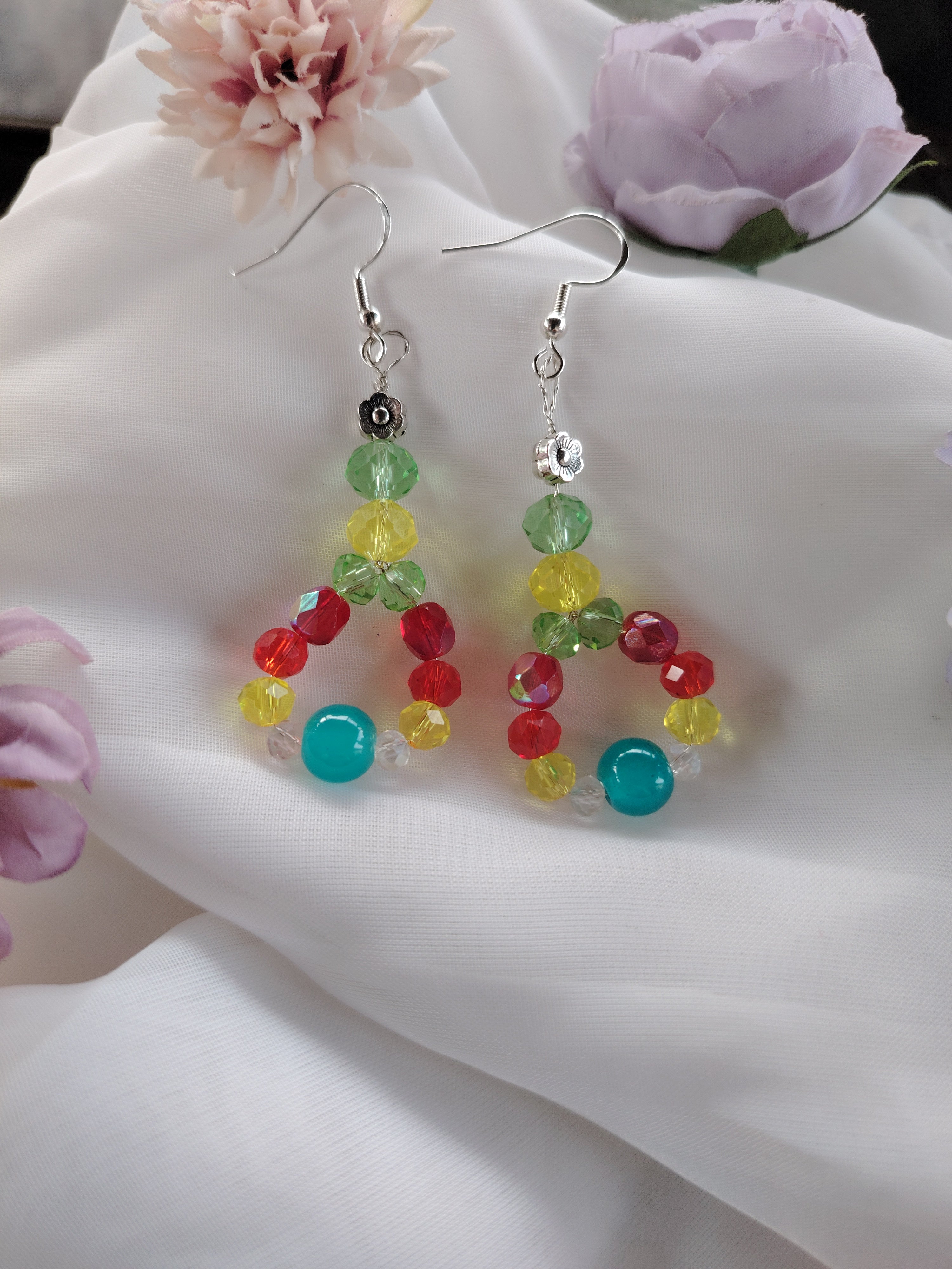 Handgemachte Glasperlen-Ohrhänger – Grün, Gelb, Rot, Kristall & Blau mit zartem Metallblümchen 🌸