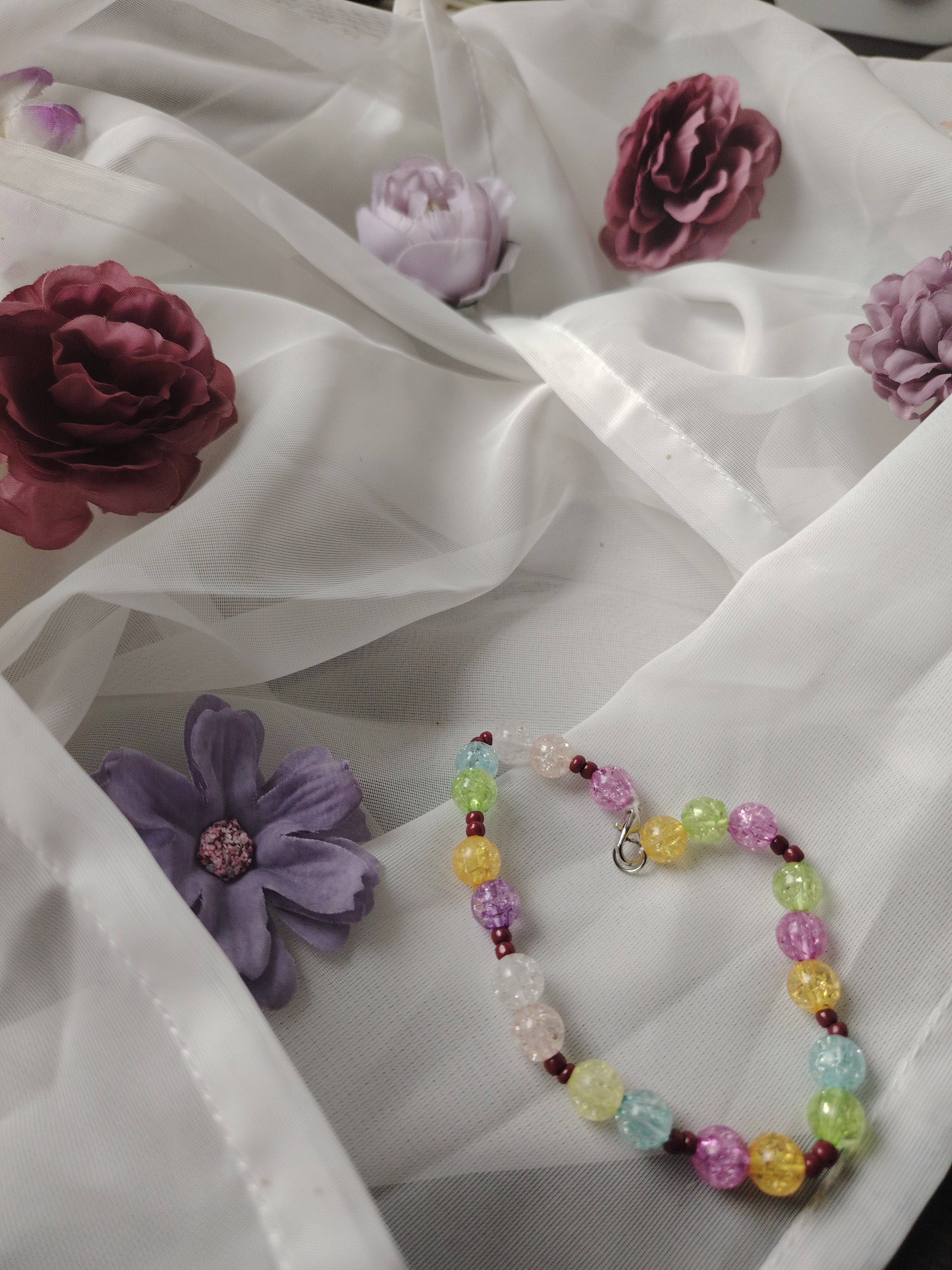 💜 Stimmungsaufheller am Handgelenk – Handgefädeltes Kristall-Armband in Lila, Blau, Gelb & Rot