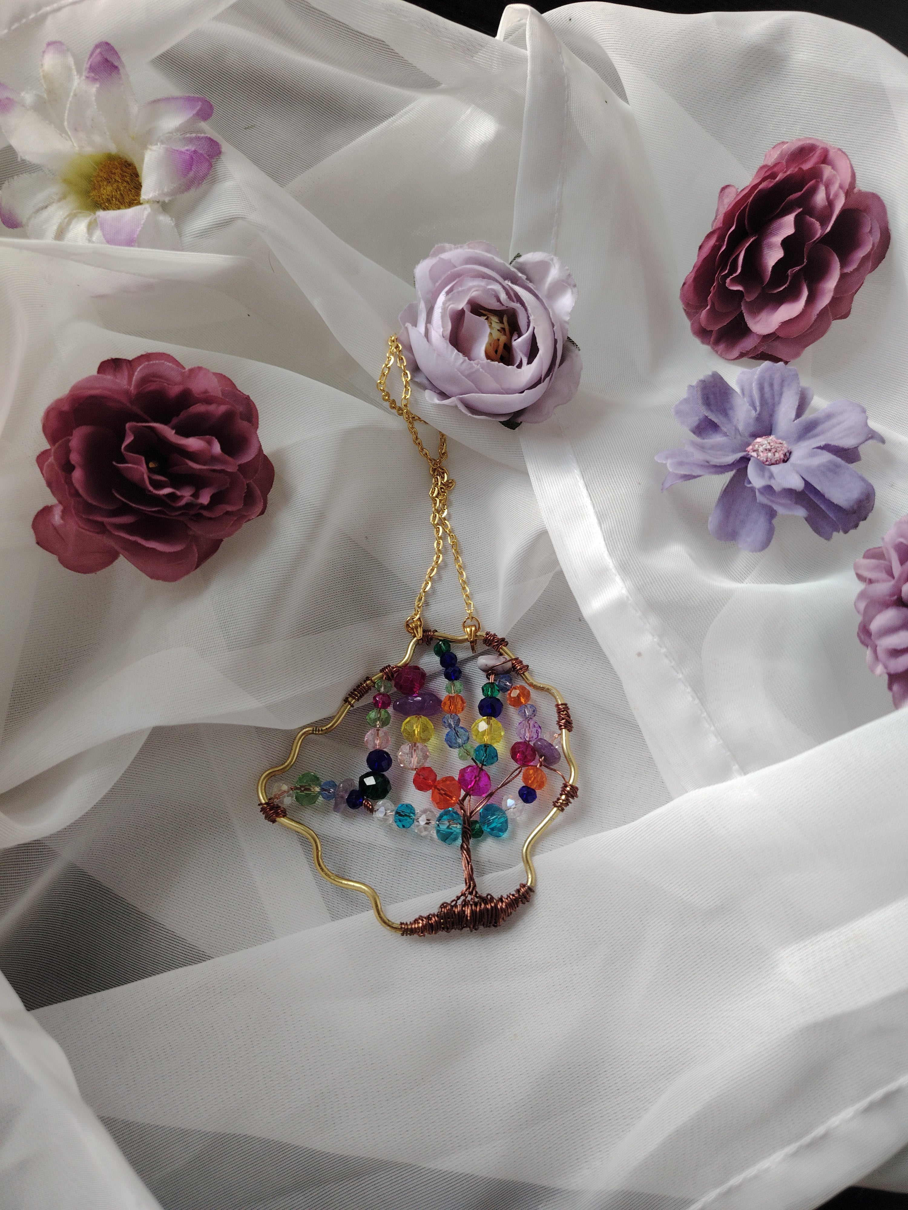 💜 Licht, Farbe & Amethyst-Energie – Handgefertigter Fenster- & Wandanhänger mit Glasperlen & echtem Edelstein