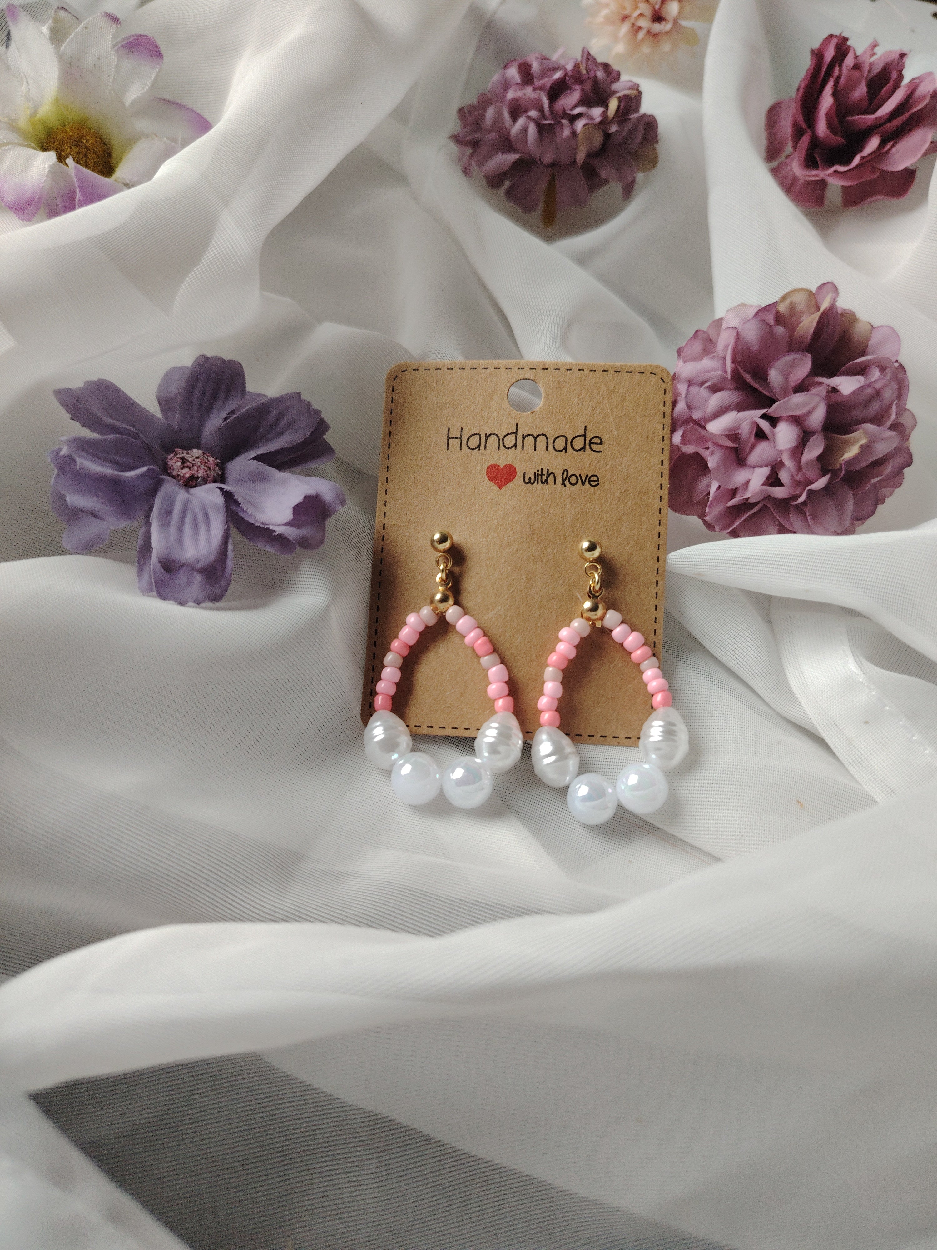 Oorbellen met kleine en grote parels in verschillende roze, wit zilveren, grijze tinten