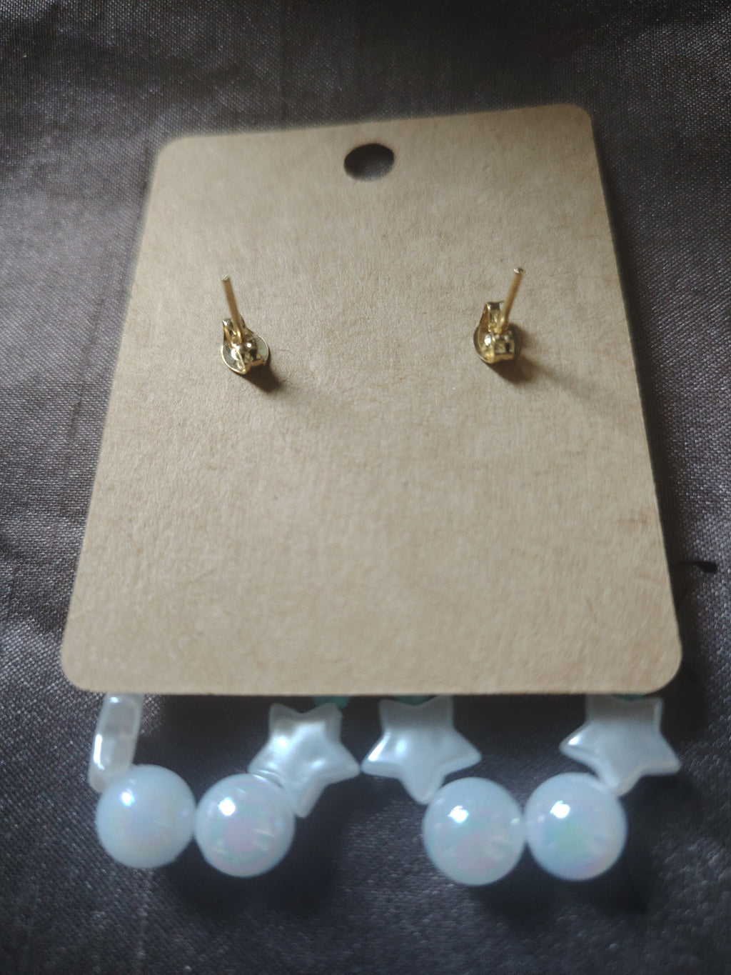 Oorbellen met kleine, grote parels in de kleuren wit, blauw en een speels blauw strikje