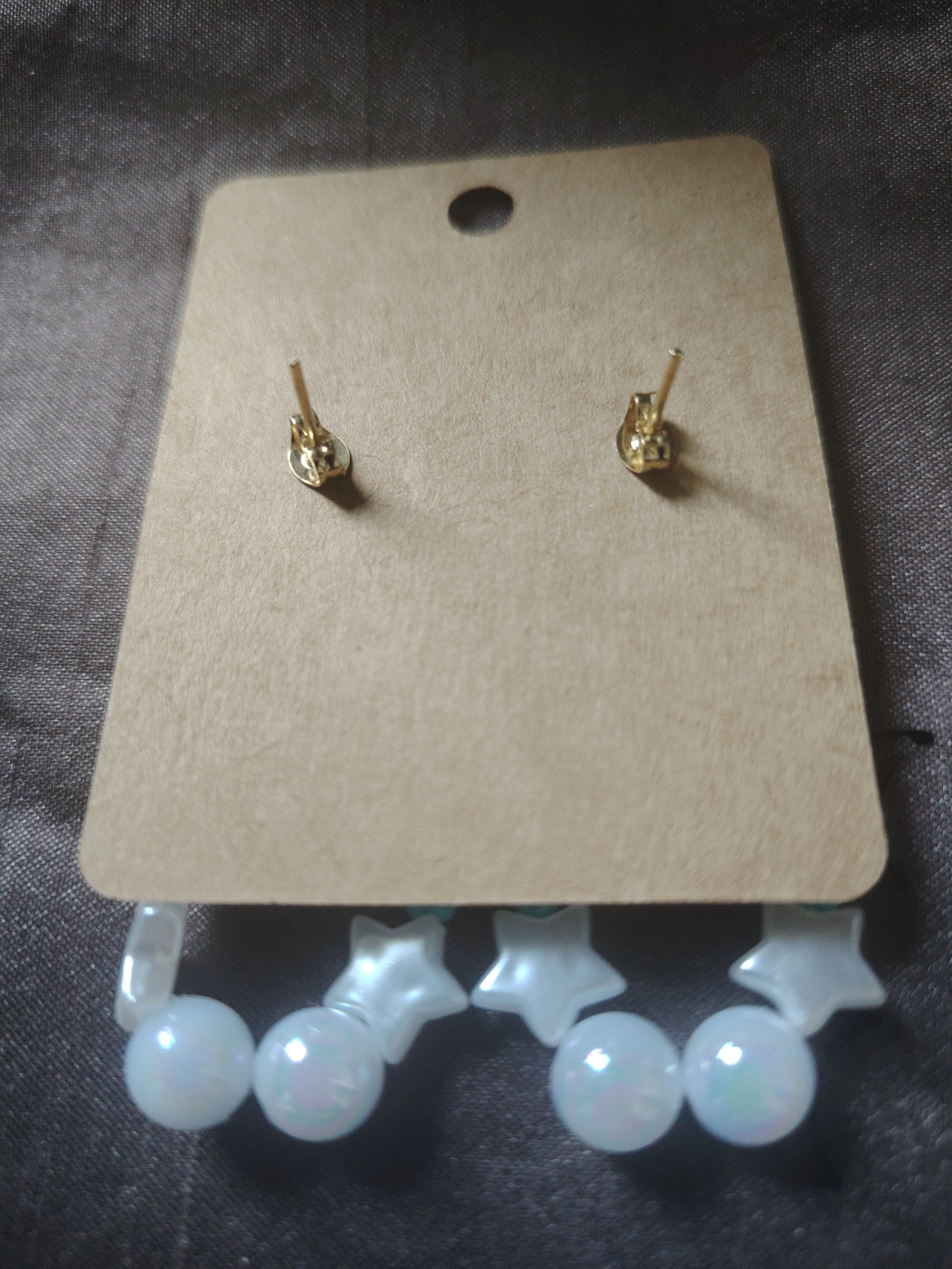 Oorbellen met kleine, grote parels in de kleuren wit, blauw en een speels blauw strikje