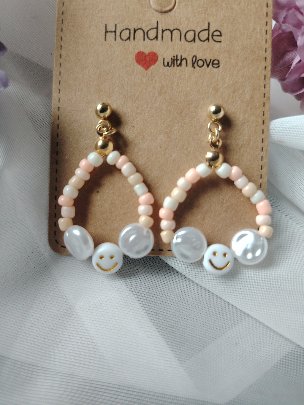 😊 Fröhlich & Verspielt – Handgefertigte Perlen-Ohrringe in Rosa & Creme mit Smile