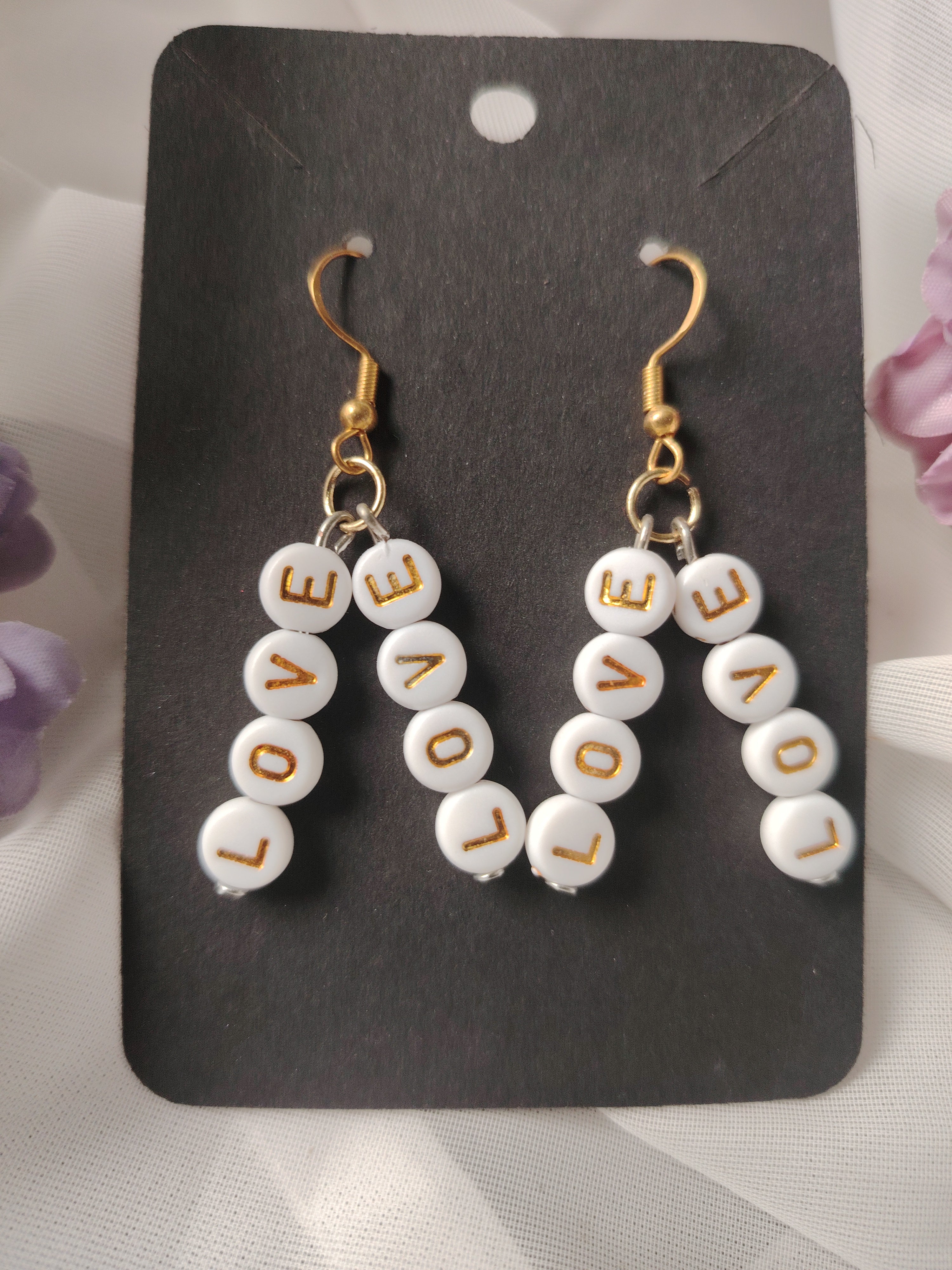 Oorbellen met het opschrift LOVE in witgoud