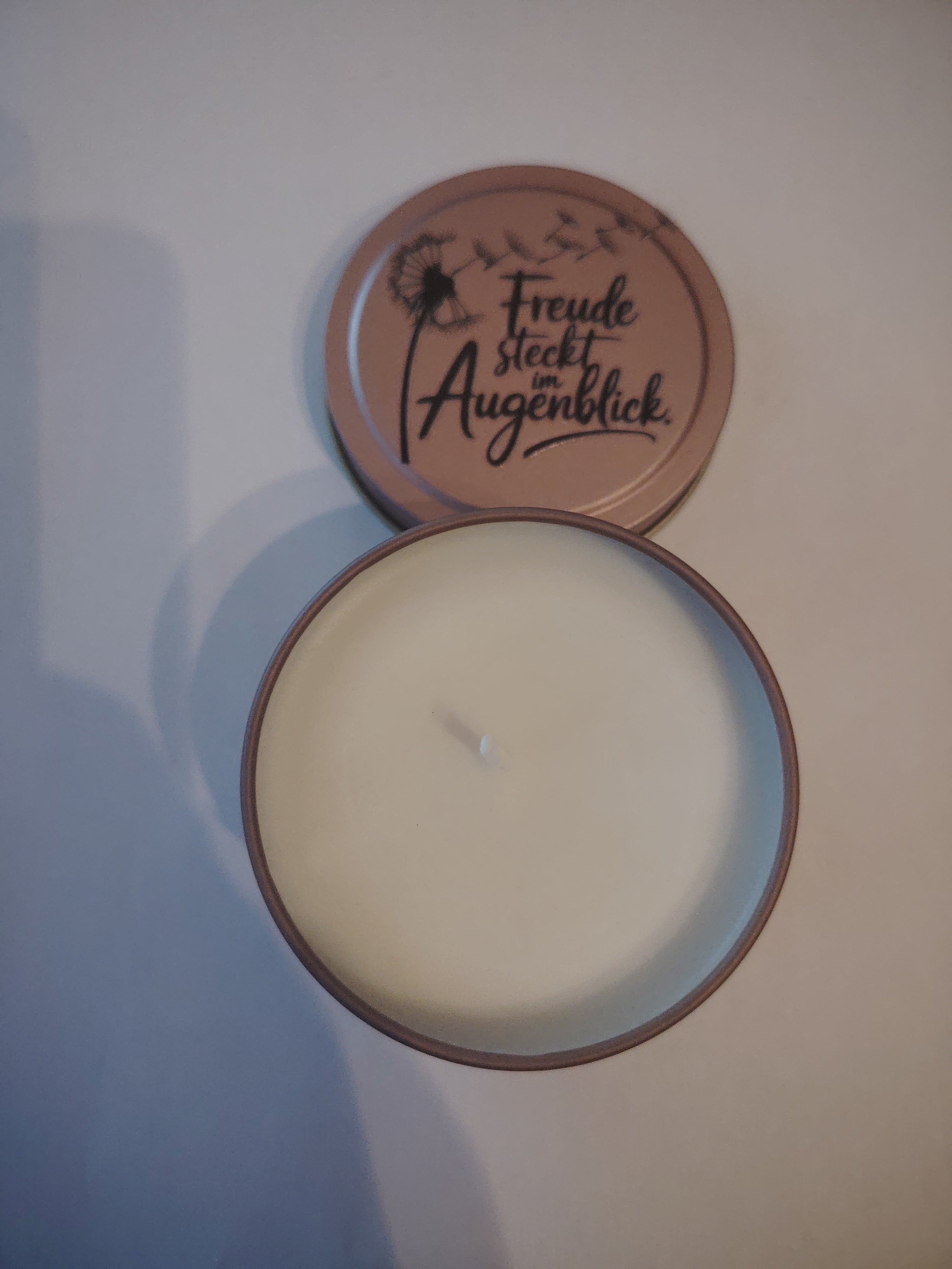 Scented candle with the fragrance Fresh Breeze (purity, freshness)