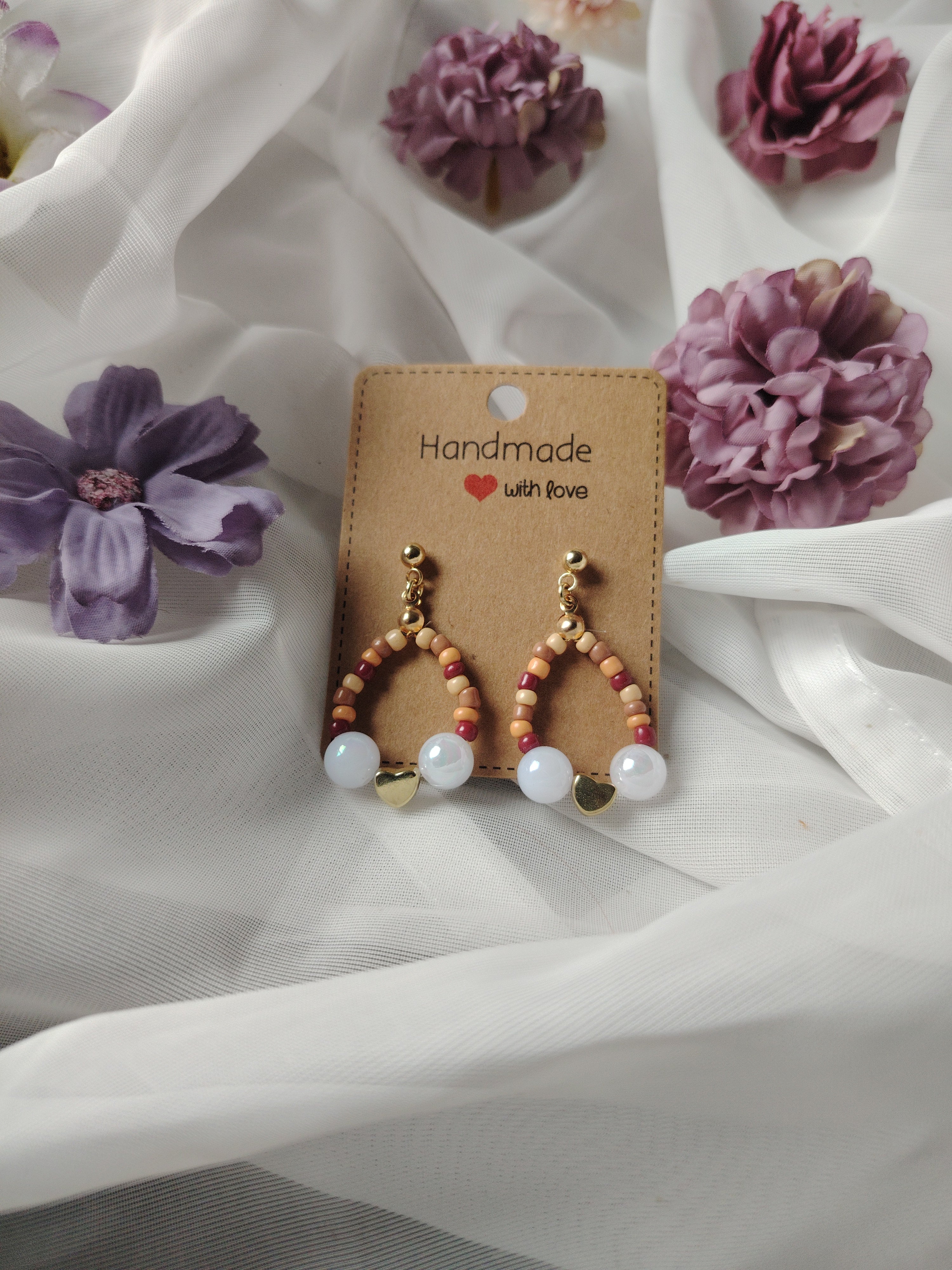 Oorbellen met kleine en grote parels in de kleuren crème, bruin, donkerrood, oudroze, wit en zilver