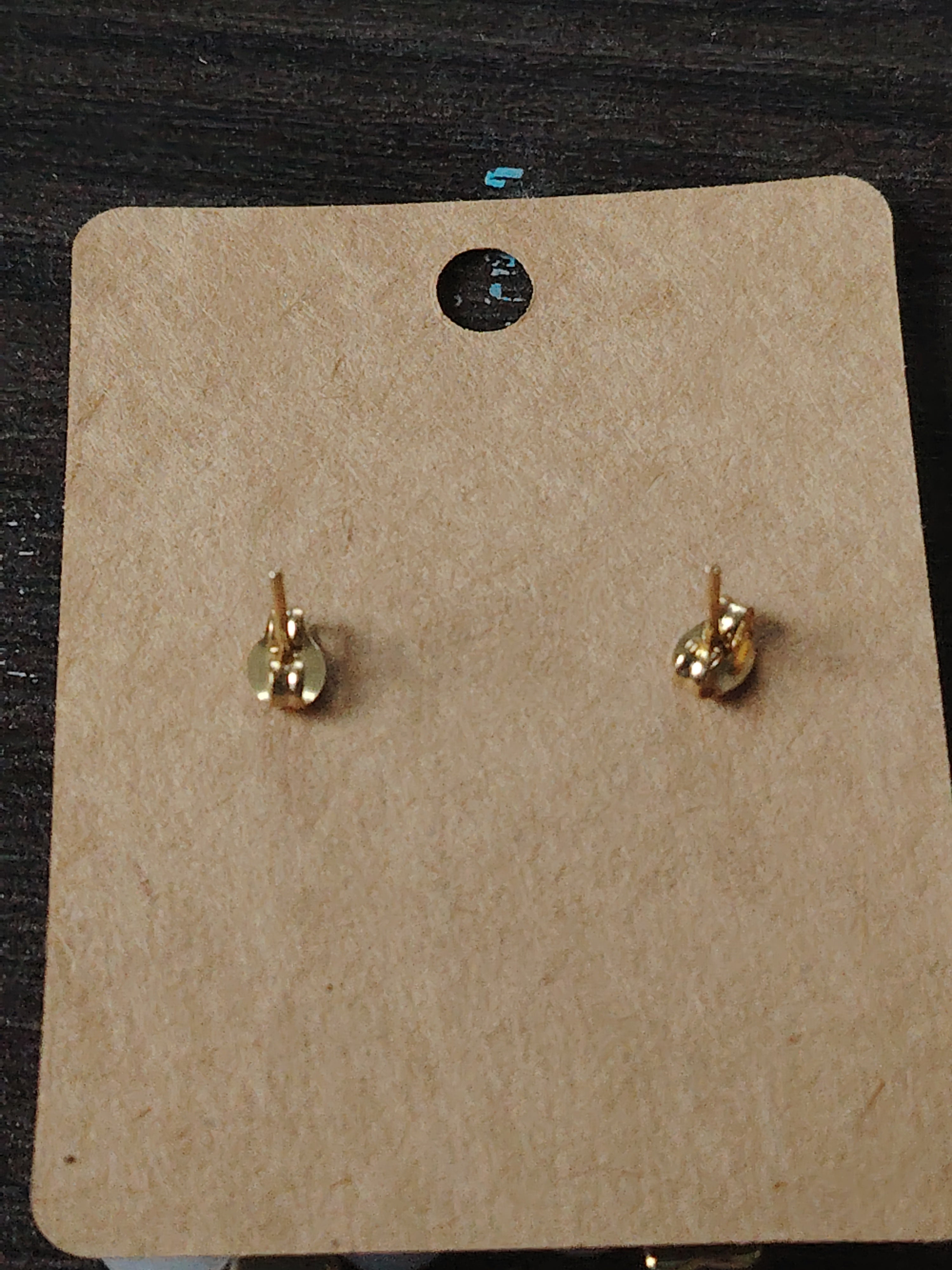 Oorbellen met kleine en grote parels in de kleuren crème, bruin, donkerrood, oudroze, wit en zilver