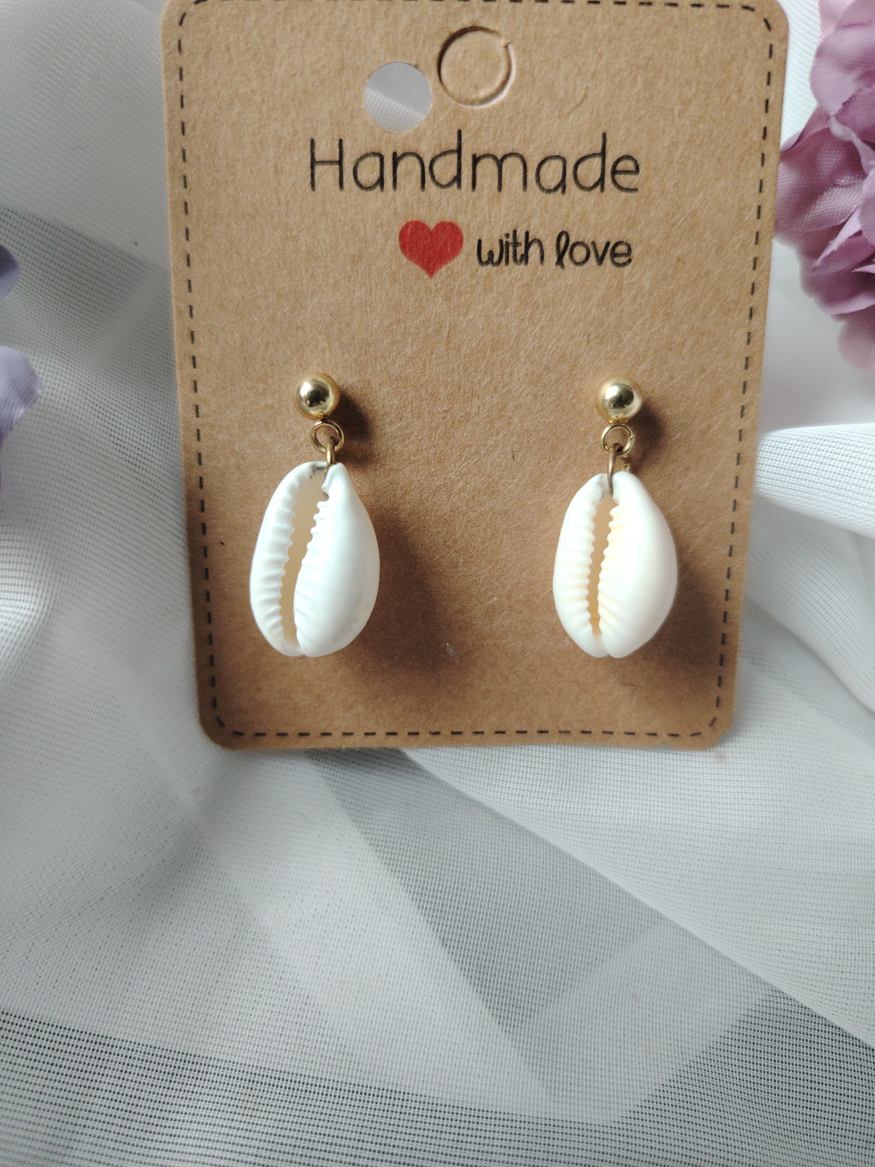 Small earrings with white shells