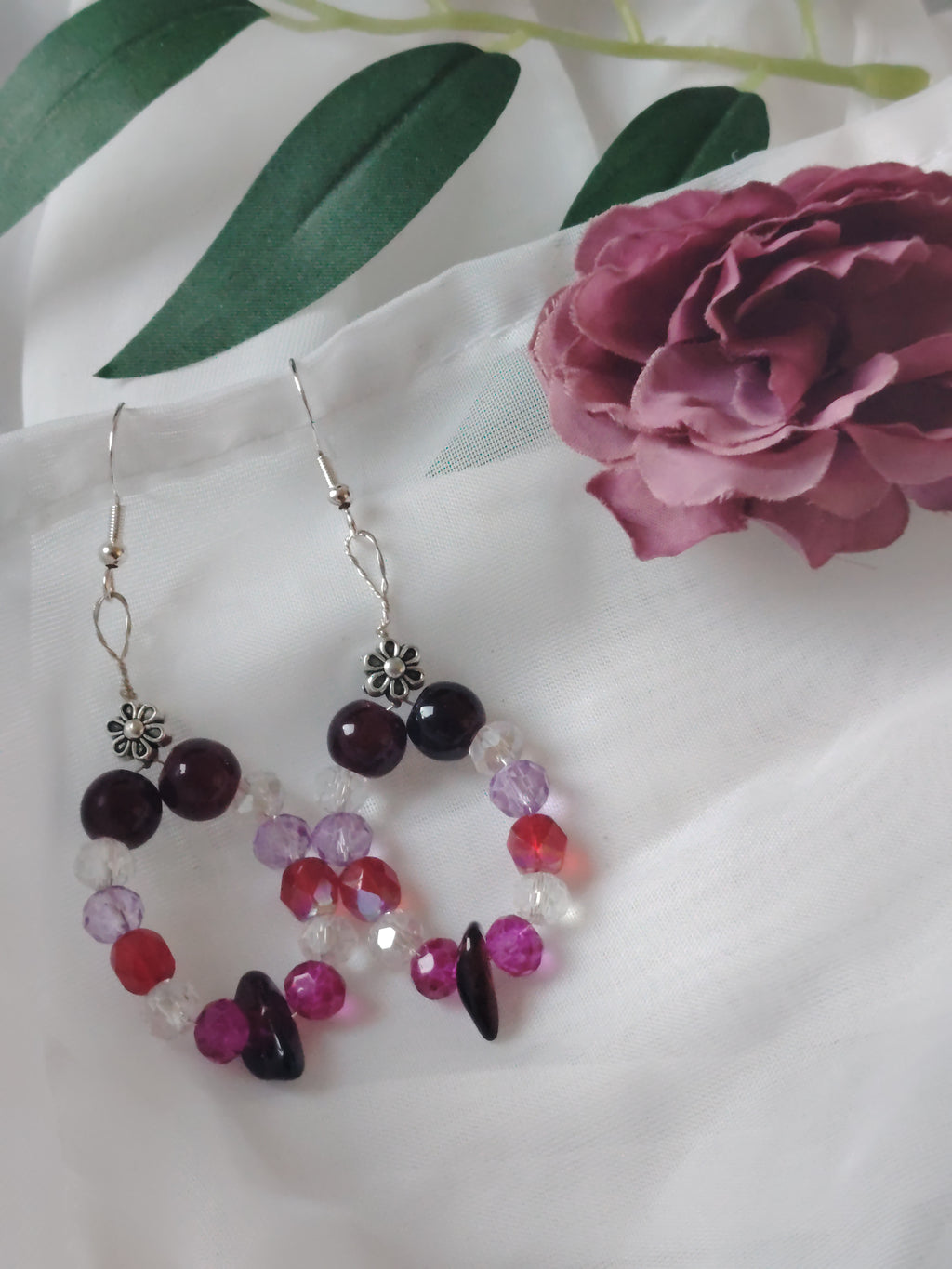 💜 Verspielt & Bunt – Handgefertigte Glasperlen-Ohrhänger in Lila, Rot & Kristal