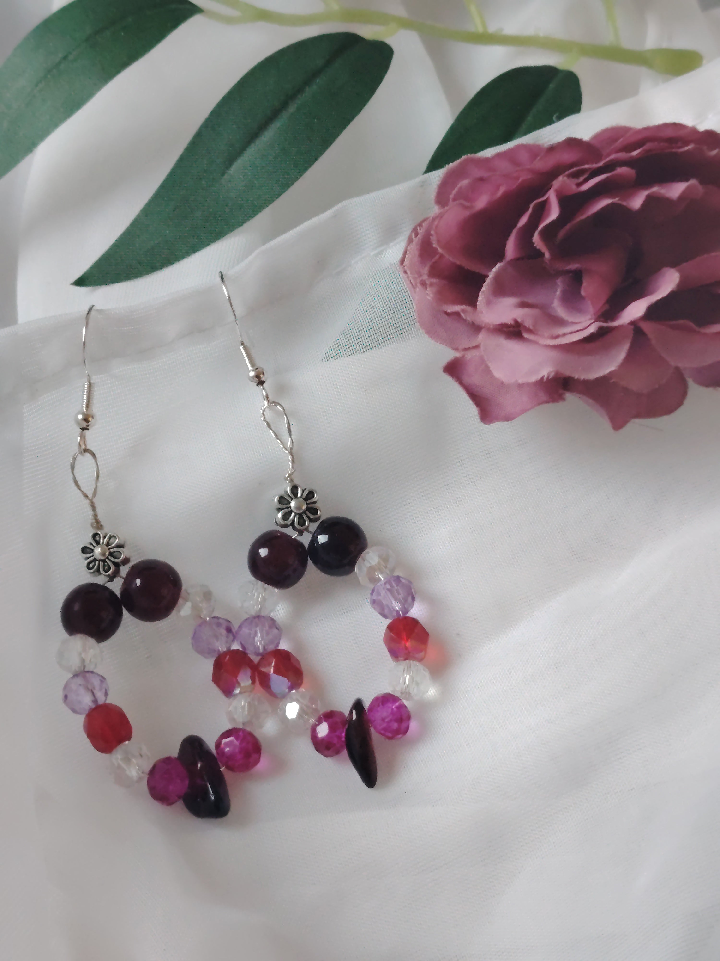 💜 Verspielt & Bunt – Handgefertigte Glasperlen-Ohrhänger in Lila, Rot & Kristal