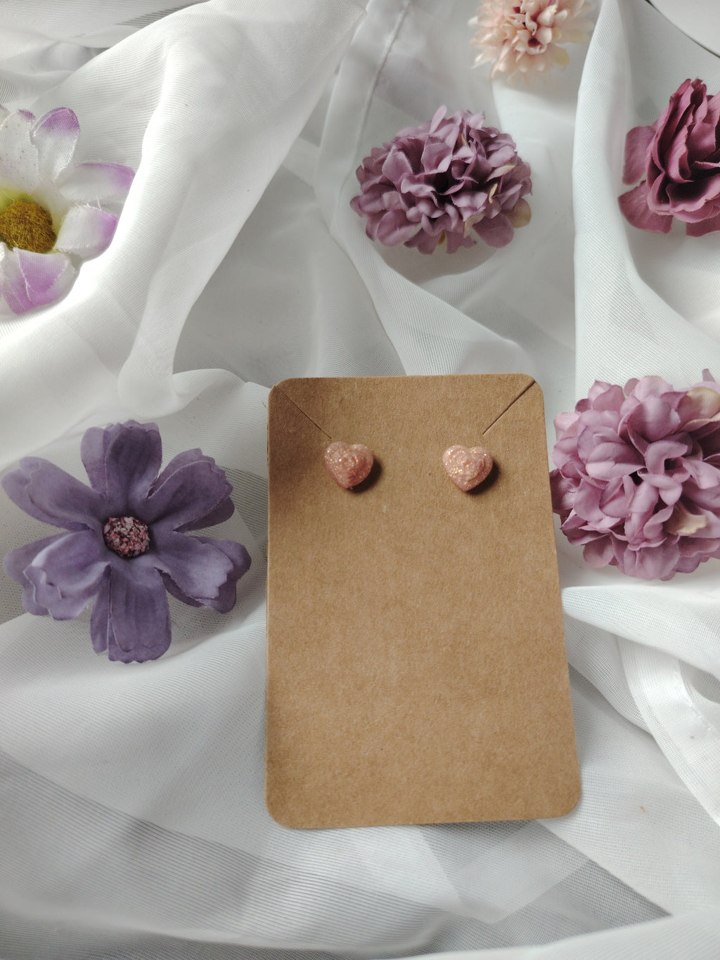💗 Verliebt & Funkelnd – Handgefertigte Polymer Clay-Herz-Ohrstecker in zartem Rosa-Glitzer